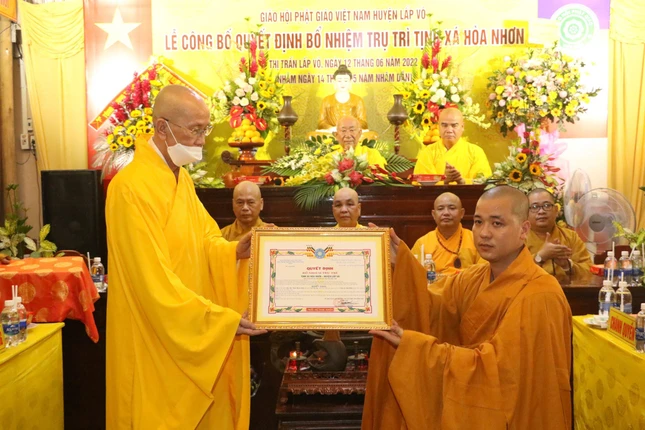 Hoà thượng Thích Chơn Minh, Trưởng ban Trị sự GHPGVN tỉnh Đồng Tháp đã trao quyết định đến Đại đức Thích Minh Chơn