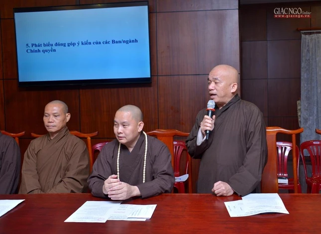Thượng tọa Thích Nhật Thiện đại diện Tiểu ban Trật tự phát biểu