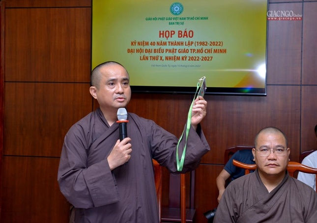 Thượng tọa Thích Tâm Hải cũng thông tin đến phóng viên báo đài về cách thức tác nghiệp tại Đại hội đại biểu Phật giáo TP.HCM