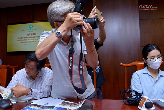 Phóng viên Thông Tấn Xã VN tác nghiệp tại buổi họp báo