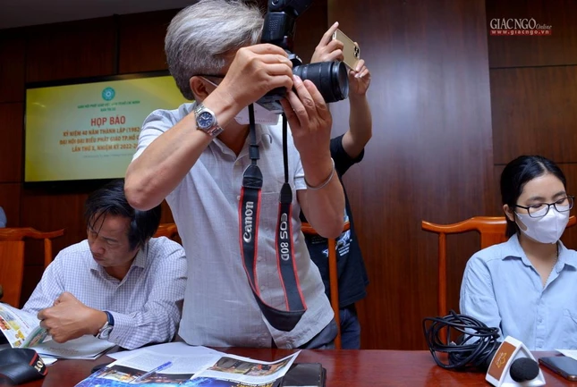 Phóng viên Thông Tấn Xã VN tác nghiệp tại buổi họp báo