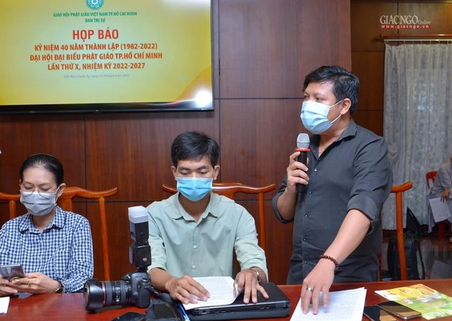 Phóng viên Báo Tuổi Trẻ đặt câu hỏi đến Ban Tổ chức