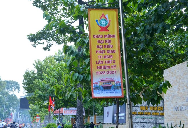 Pano chào mừng trên đường 3/2