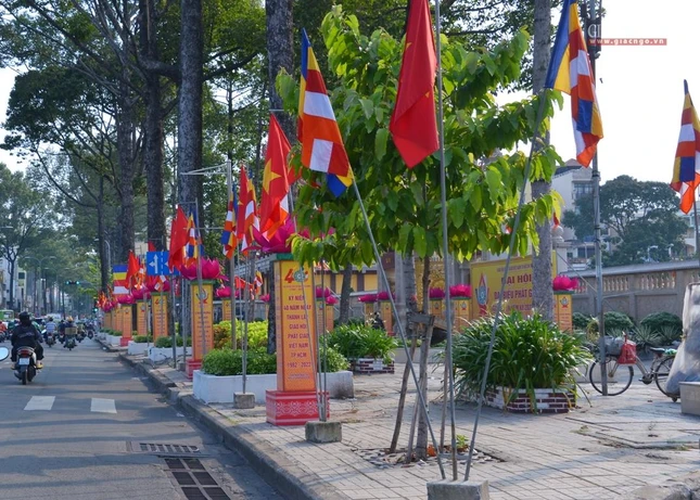 Cờ hoa, pano chào mừng Đại hội trên đường 3/2 trước Việt Nam Quốc Tự