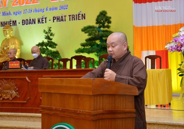 Thượng tọa Thích Trung Nguyện báo cáo các công tác của đại hội