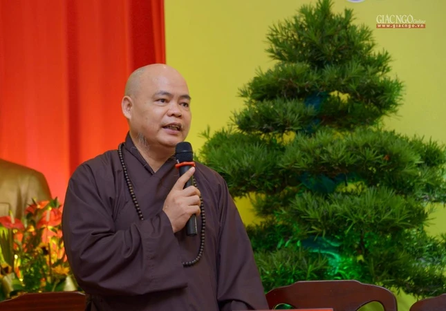 Thượng tọa Thích Thanh Phong báo cáo về công tác tiếp tân, ẩm thực