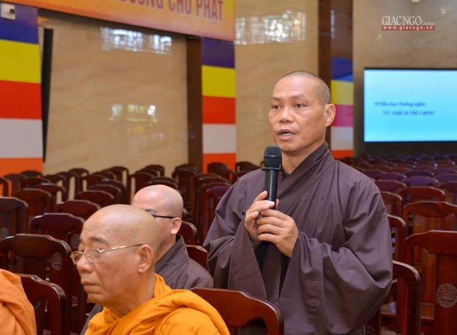 Thượng tọa Thích Trí Chơn báo cáo về triển lãm, văn nghệ chào mừng và xướng ngôn