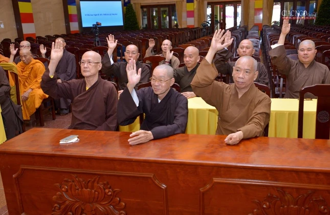 Chư tôn đức biểu quyết tại buổi họp