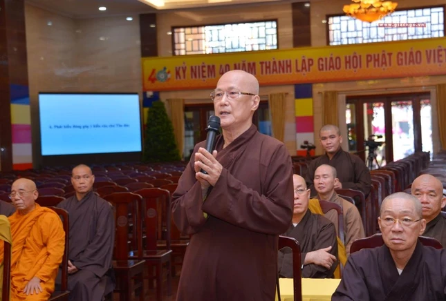 Hòa thượng Thích Chơn Không góp ý tại buổi họp