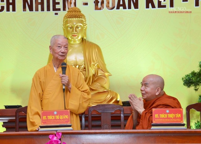 Bên cạnh các Hòa thượng đồng sự suốt 40 năm của Giáo hội TP.HCM