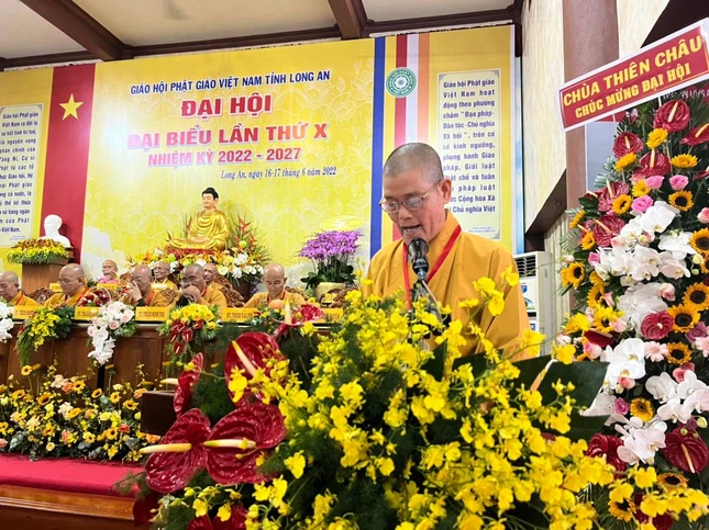 Thượng tọa Thích Lệ Tấn trình bày tham luận về công tác từ thiện xã hội