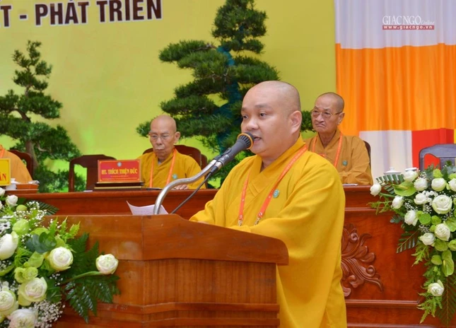 Đại diện Ban Thư ký Đại hội, Thượng tọa Thích Trung Nguyện trình danh sách cung thỉnh Ban Chứng minh, Chủ tọa đoàn, Ban Thư ký, Ban Kiểm soát Đại hội chính thức