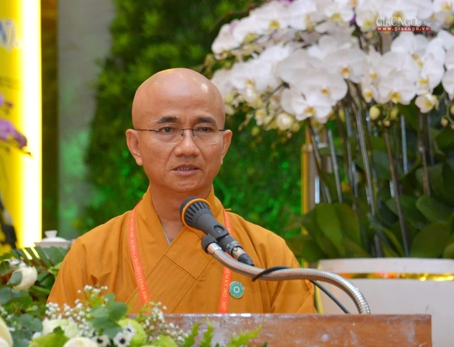 Thượng tọa Thích Thiện Quý báo cáo tiến trình tổ chức Đại hội