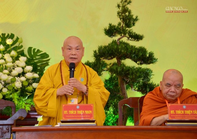 Hòa thượng Thích Thiện Nhơn lấy ý kiến biểu quyết của toàn thể đại biểu thống nhất thông qua danh sách nhân sự dự kiến