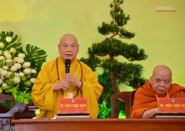 Hòa thượng Thích Thiện Nhơn lấy ý kiến biểu quyết của toàn thể đại biểu thống nhất thông qua danh sách nhân sự dự kiến