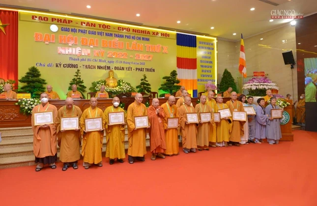 Ban Thường trực Ban Trị sự tặng Bằng tuyên dương công đức đến 37 tập thể...