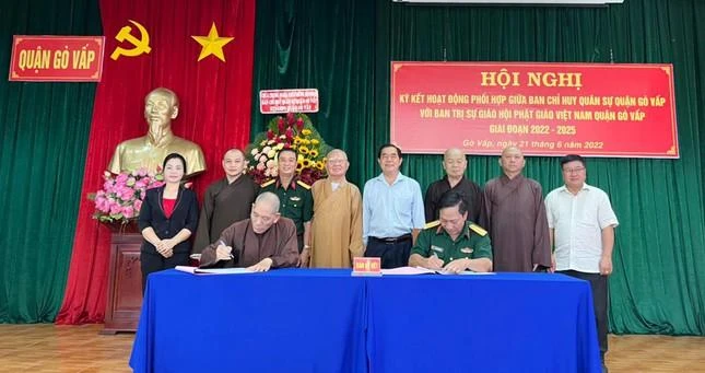 Thượng tá Phan Tiến Duẩn, Chính trị viên Ban Chỉ huy Quân sự quận Gò Vấp; Thượng tọa Thích Giác Trí, Trưởng ban Trị sự GHPGVN quận Gò Vấp ký kết phối hợp hoạt động - Ảnh: Phật giáo quận Gò Vấp