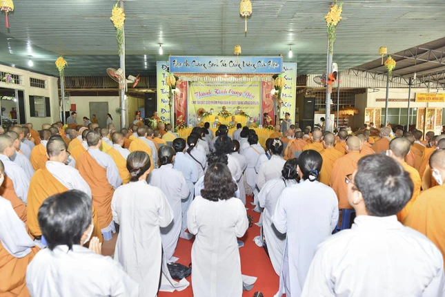 Quang cảnh buổi thăm trường hạ của Phân ban Ni giới Trung ương GHPGVN