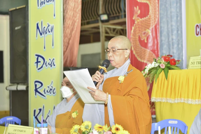 Ni trưởng Thích nữ Như Dung tuyên đọc tâm thư của Ni trưởng Thích nữ Tịnh nguyện