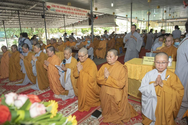 Sư cô Thích nữ Diệu Thuận, thay mặt Ban Chức sự hai trường hạ báo cáo tình hình tu học cũng như đời sống của hành giả an cư Ni