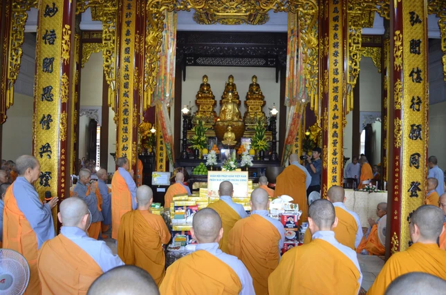 Thành kính cúng dường