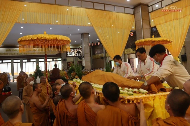 Cung thỉnh nhục thân Trưởng lão Hòa thượng nhập kim quan