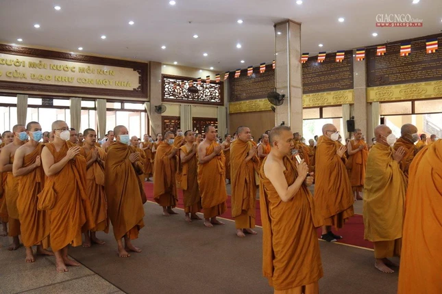 Chư tôn đức các giáo đoàn về đảnh lễ Giác linh Hòa thượng