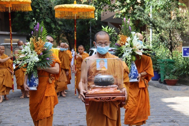 Cung thỉnh y bát đến Giác linh đường tại Pháp Viện Minh Đăng Quang
