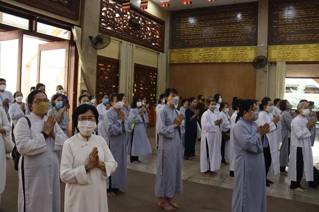 Đông đảo Phật tử các đạo tràng kính đảnh lễ