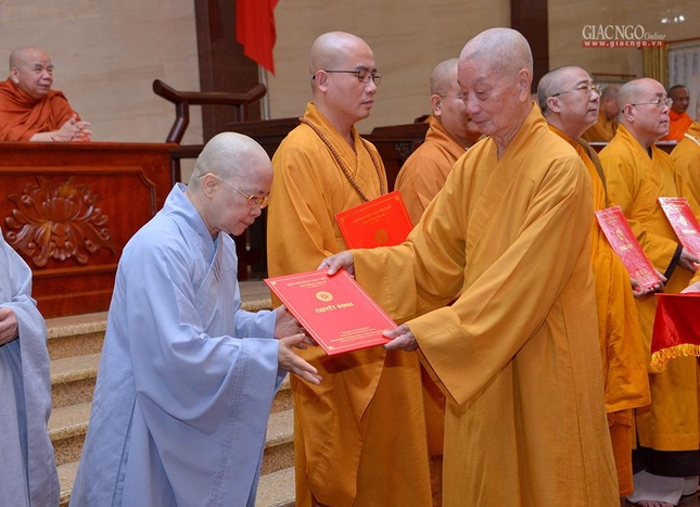Trưởng lão Hòa thượng trao quyết định đến Ủy viên Thường trực Ban Trị sự Trưởng lão Hòa thượng trao quyết định đến Ủy viên Thường trực Ban Trị sự