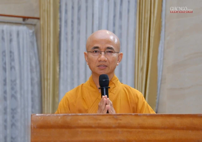 Thượng tọa Thích Thiện Quý, Phó ban kiêm Chánh Thư ký Ban Trị sự báo cáo tóm tắt công tác tổ chức Đại hội lần thứ X