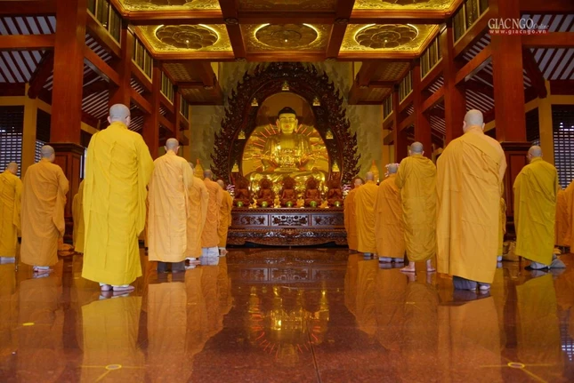 Bố-tát là nghi thức đặc thù của giới xuất gia