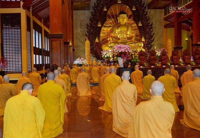 Chư Tăng thành kính đảnh lễ Tam bảo tại chánh điện Việt Nam Quốc Tự