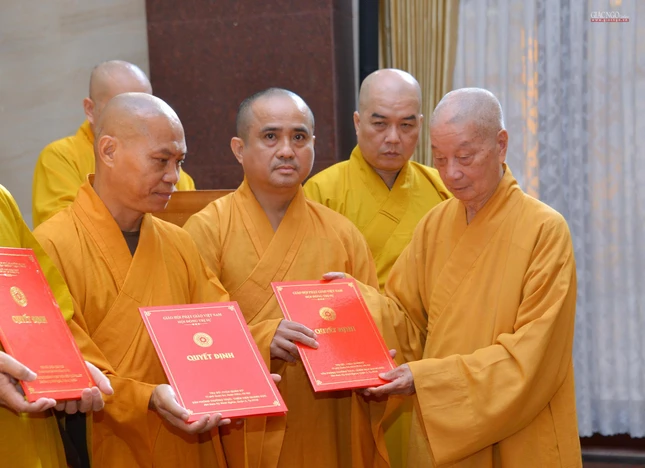 Trưởng lão Hòa thượng trao quyết định đến Trưởng các ban chuyên môn trực thuộc