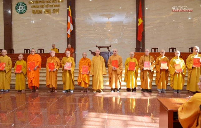 Trưởng lão Hòa thượng trao quyết định đến chư tôn đức Ban Thường trực Ban Trị sự