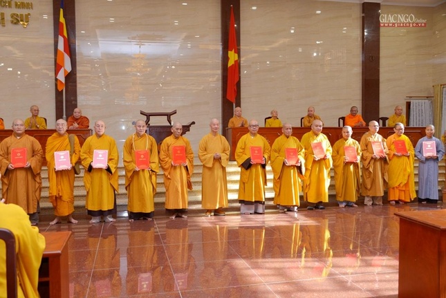 Chư tôn đức Ban Thường trực Ban Trị sự nhận quyết định Chư tôn đức Ban Thường trực Ban Trị sự nhận quyết định