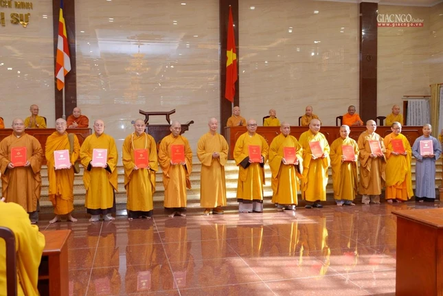 Chư tôn đức Ban Thường trực Ban Trị sự nhận quyết định