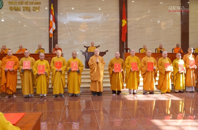 Chư tôn đức Ủy viên Ban Trị sự nhận quyết định Chư tôn đức Ủy viên Ban Trị sự nhận quyết định