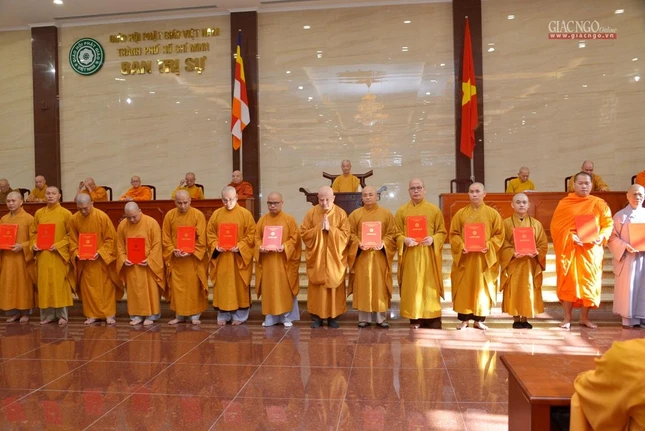 Hòa thượng Thích Lệ Trang trao quyết định đến các ủy viên