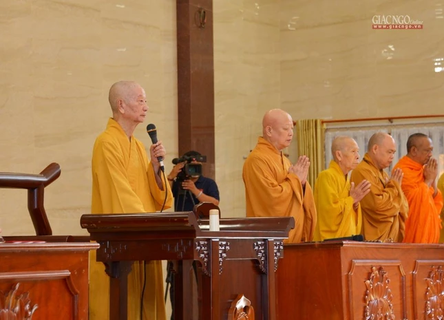 Trưởng lão Hòa thượng Quyền Pháp chủ GHPGVN, Chứng minh Ban Trị sự GHPGVN TP.HCM niệm Phật cầu gia hộ