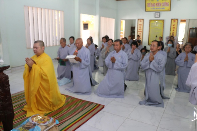 Đại diện đoàn tác bạch cúng dường