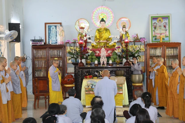 Đoàn đã cúng dường 42 đạo tràng An cư kiết hạ