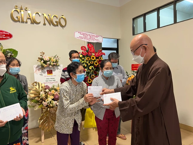 Hòa thượng Thích Tâm Viên đã chuyển tiền của bạn đọc ủng hộ đến các bệnh nhân - Ảnh: M.Tuyền