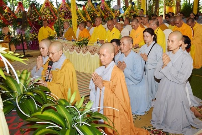 Sư cô Thích nữ Thánh Nguyên phát biểu nhận nhiệm vụ Sư cô Thích nữ Thánh Nguyên phát biểu nhận nhiệm vụ