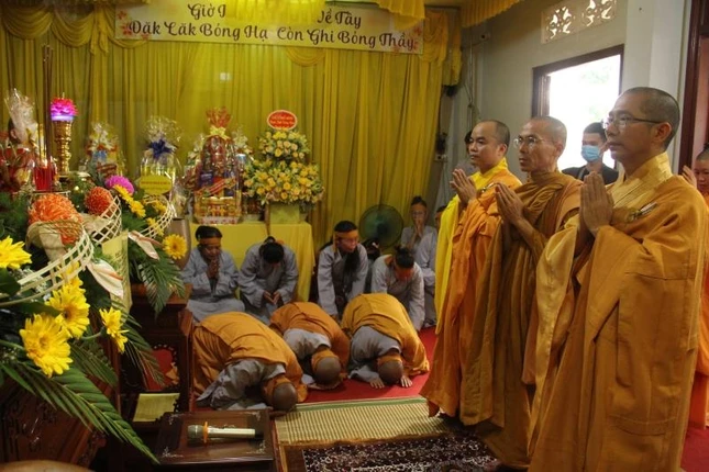 Chư tôn đức tưởng niệm người pháp lữ