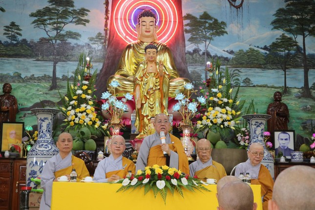 Ni trưởng Thích nữ Từ Nhẫn thăm hỏi Ban Chức sự, hành giả Ni