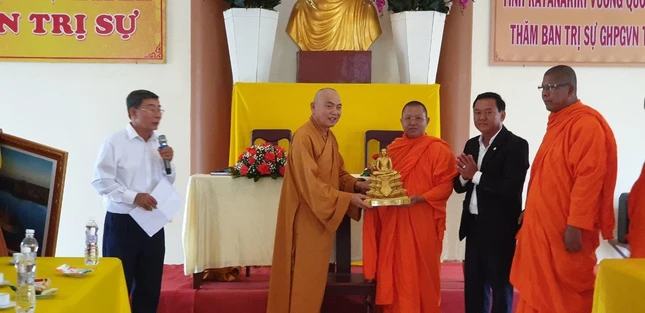 Trao quà lưu niệm Trao quà lưu niệm