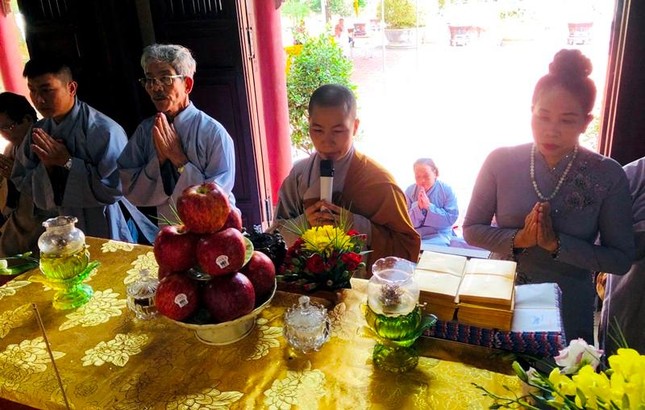 Sư cô Thích nữ Viên Bình, cùng các Phật tử ở tỉnh Hải Dương đã thiết lễ, tác pháp cúng dường