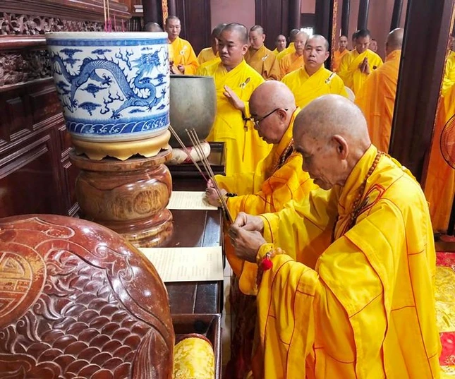 Chư tôn giáo phẩm niêm hương bạch Phật tại chánh điện Chư tôn giáo phẩm niêm hương bạch Phật tại chánh điện