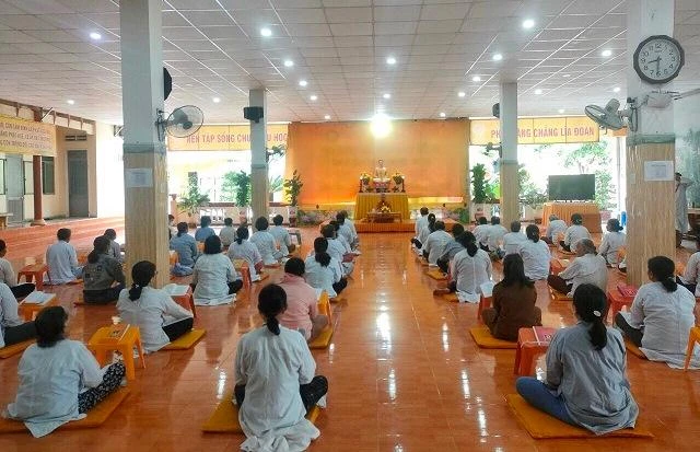 Phật tử tham gia khóa tu tại tịnh xá Ngọc Trung